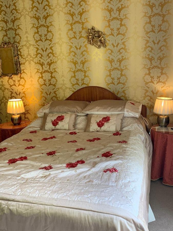 Harrisons Hall Bed & Breakfast Hotel Молд Екстериор снимка