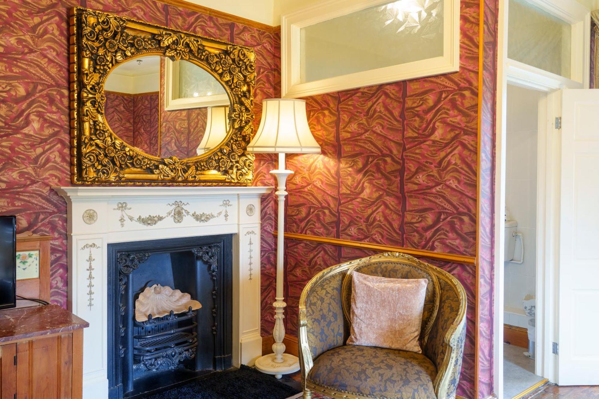 Harrisons Hall Bed & Breakfast Hotel Молд Екстериор снимка