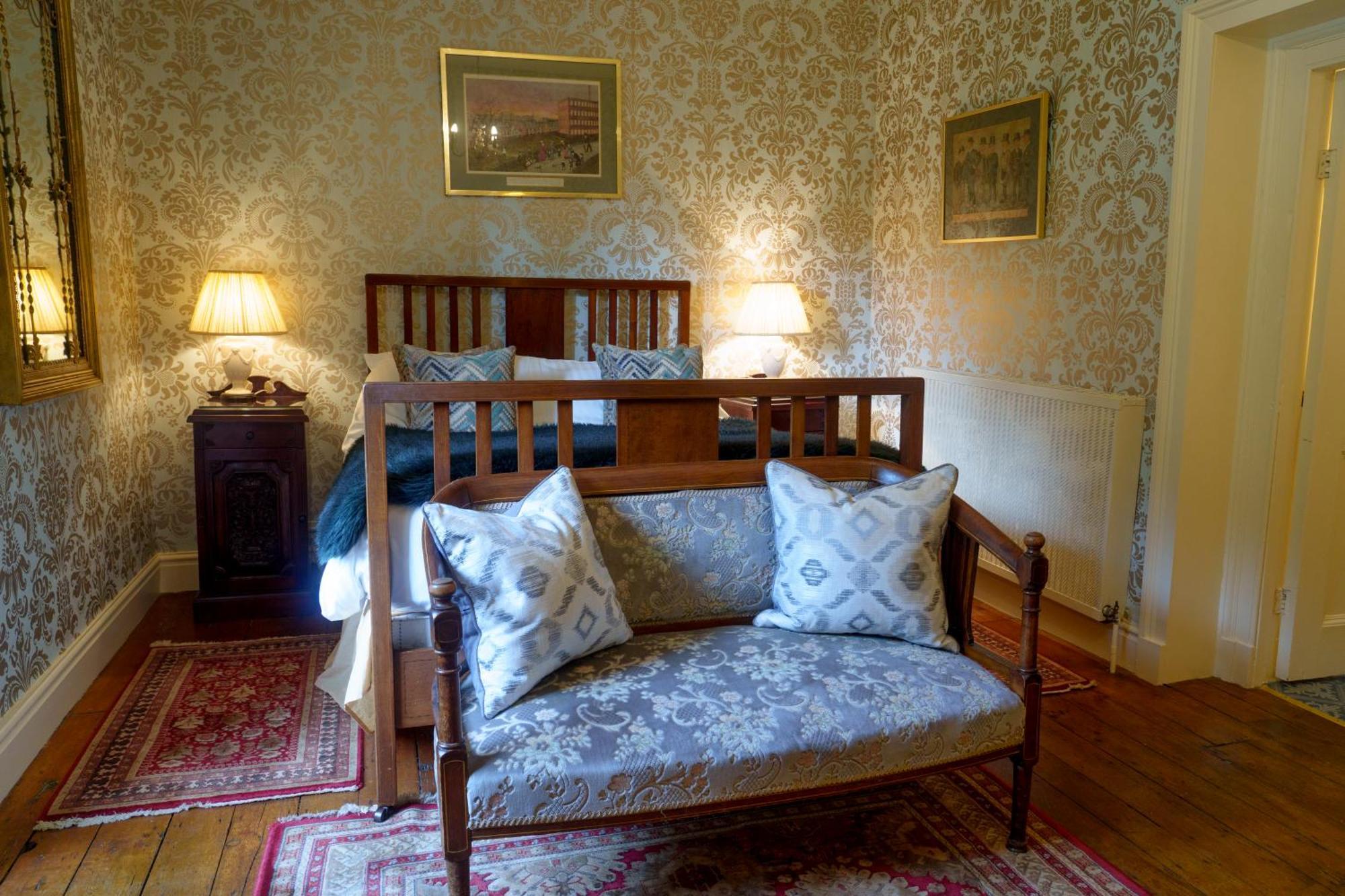 Harrisons Hall Bed & Breakfast Hotel Молд Екстериор снимка