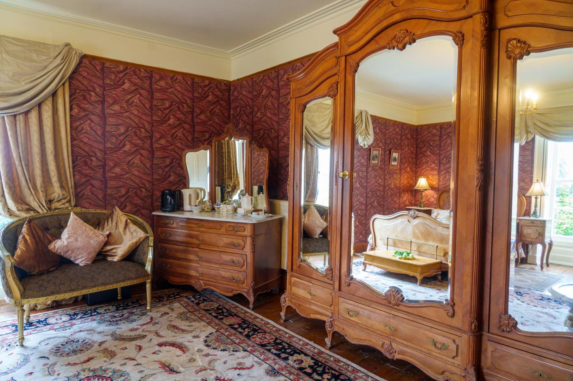 Harrisons Hall Bed & Breakfast Hotel Молд Екстериор снимка