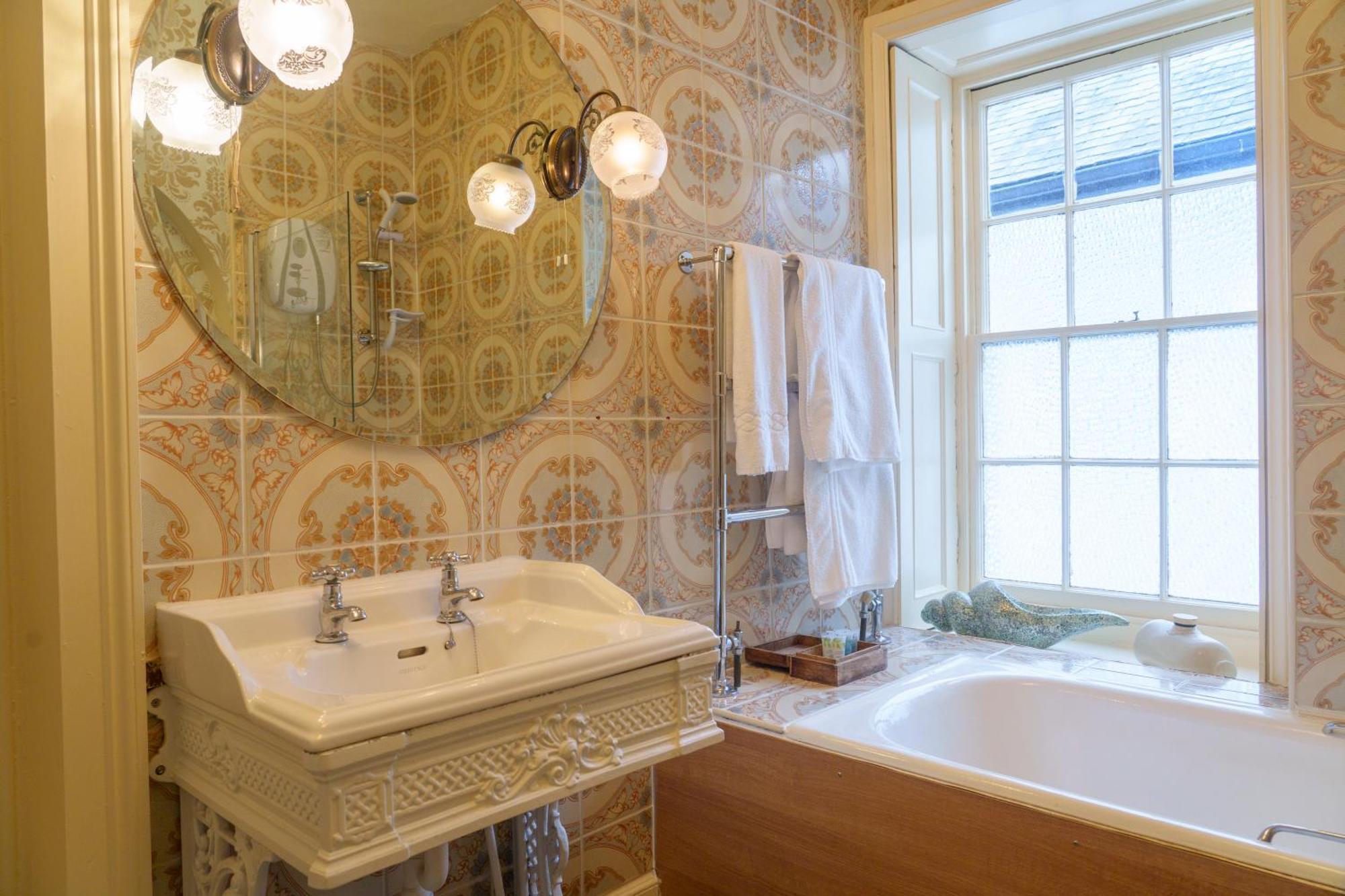 Harrisons Hall Bed & Breakfast Hotel Молд Екстериор снимка