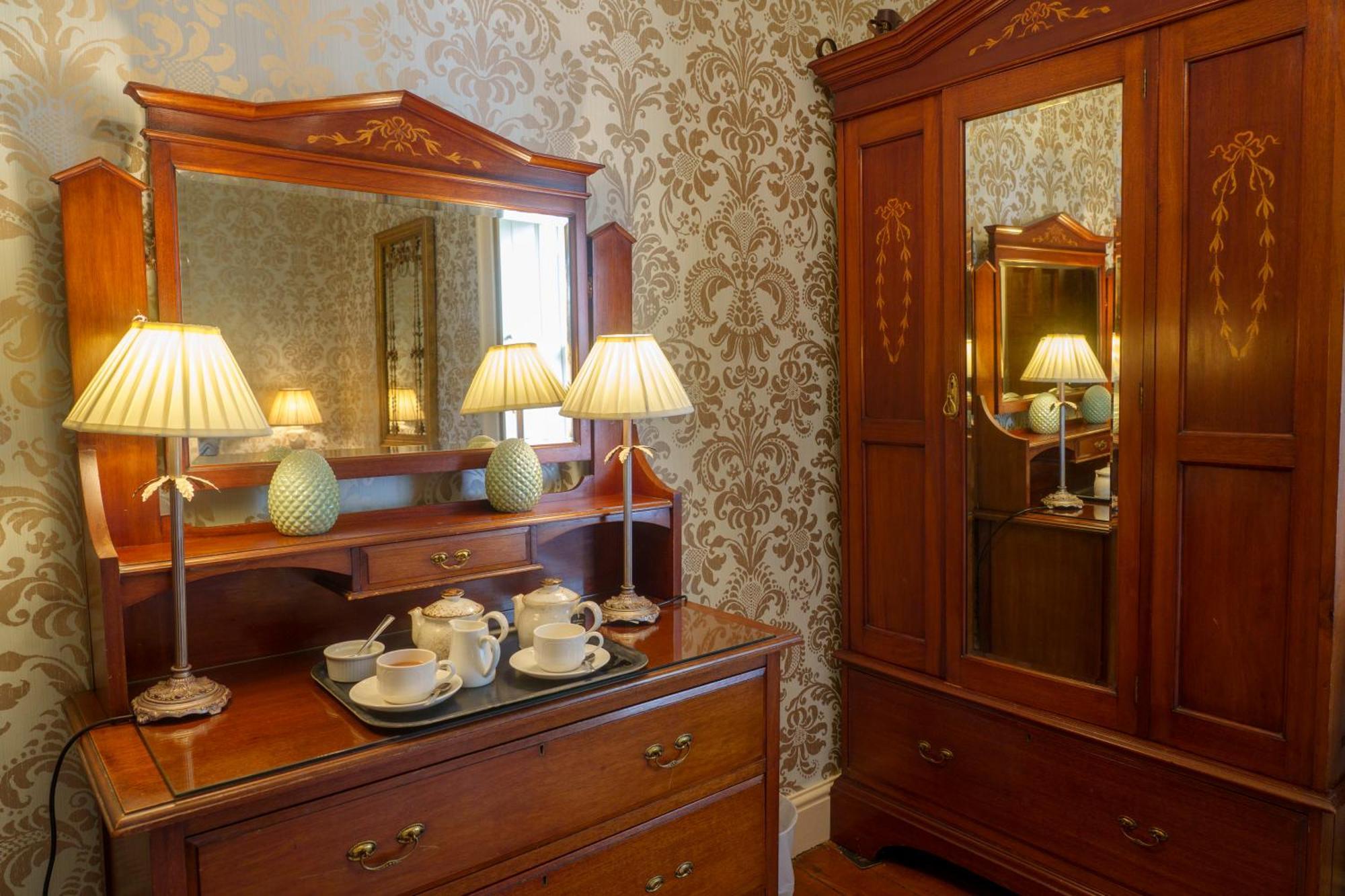 Harrisons Hall Bed & Breakfast Hotel Молд Екстериор снимка