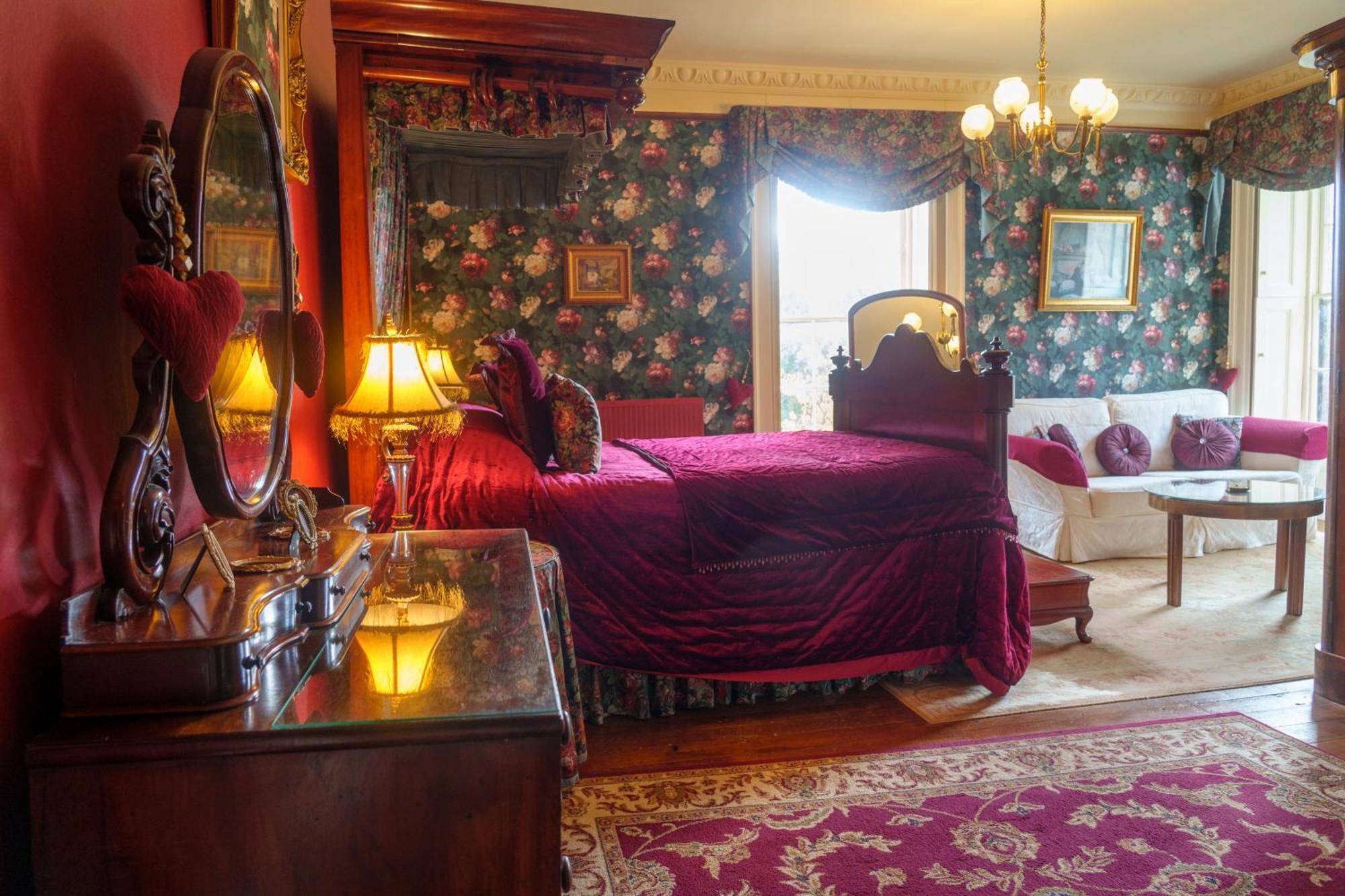 Harrisons Hall Bed & Breakfast Hotel Молд Екстериор снимка